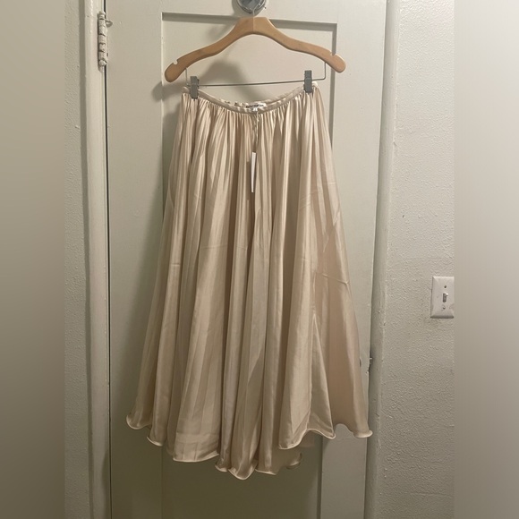 NWT gorgeous reformation satin skirt size 4 - Picture 8 of 12